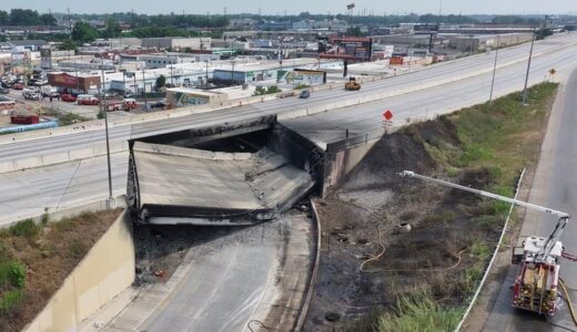 高速道路崩落現場で１人の遺体を収容、衝突のトラック激しく炎上