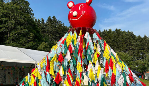 北海道の夏フェス〈JOIN ALIVE〉。願いを込めて500枚の布を吊るした、赤いクマのオブジェとは